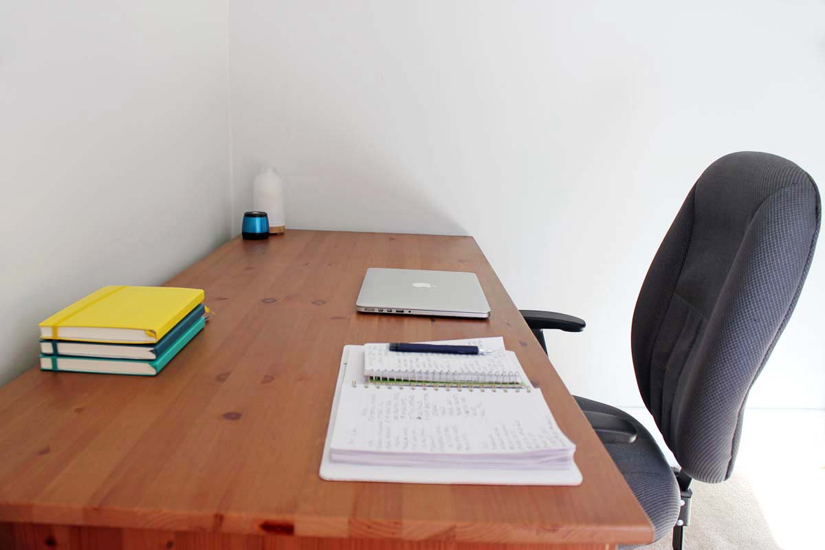 Tidy home office desk Tidy home office desk