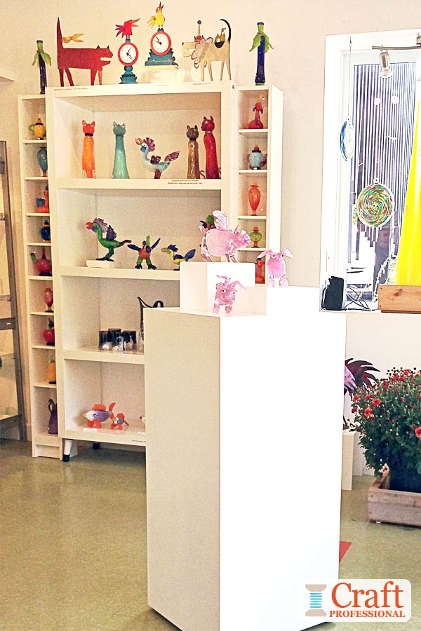 Light, airy retail space Light, airy retail space